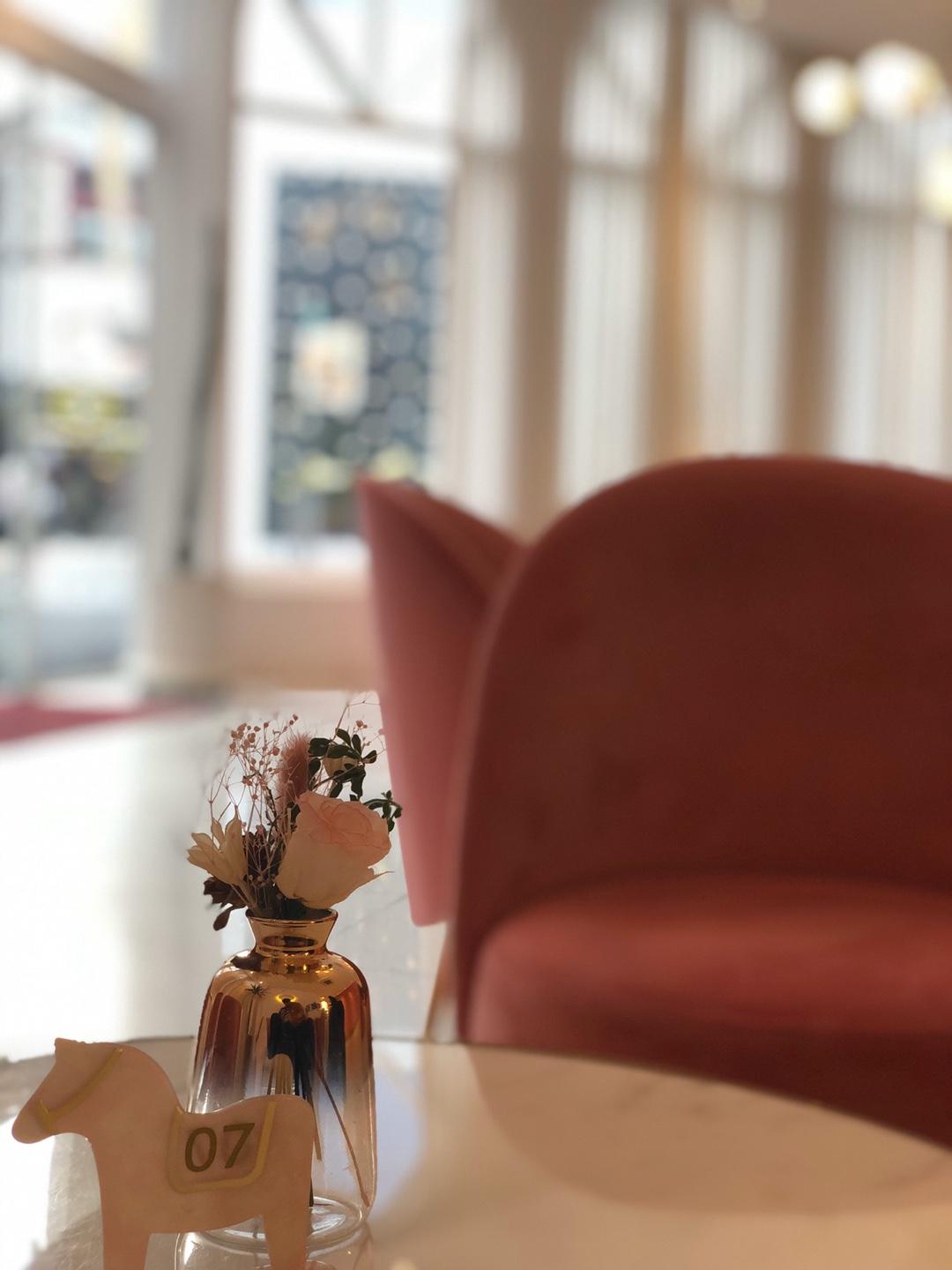 係眼鏡鋪同時又係一間咖啡廳？弘大「CARIN LOUNGE」探訪記，超靚打卡風格但...甜品令人差強人意